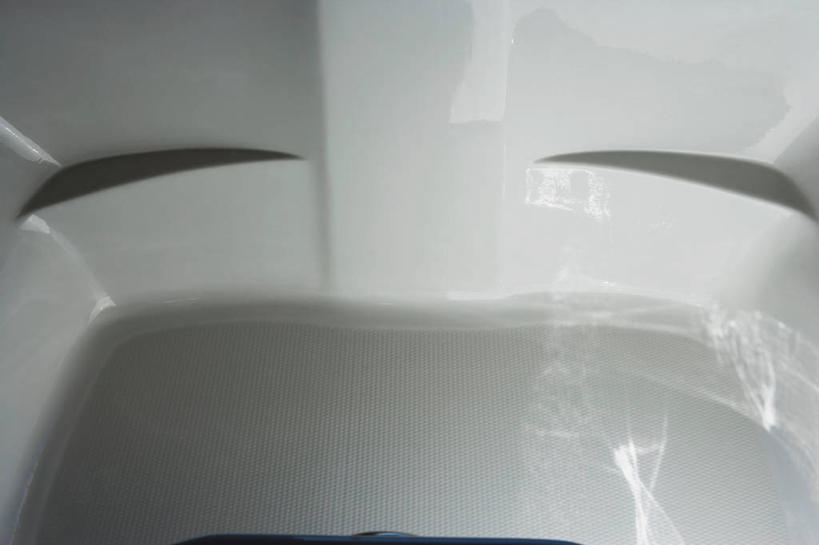 无人,横图,俯视,室内,特写,白天,卫生间,浴室,静物,阴影,反射,影子,白色,浴缸,卫浴设备,水管装置,淋浴房,彩图,高角度拍摄,冲凉房,沐浴间,沐浴室