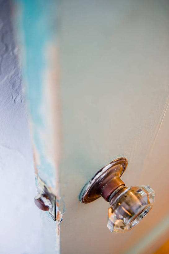 无人,竖图,俯视,室内,特写,白天,门,静物,阴影,朦胧,模糊,反射,木制,影子,水晶,一个,白色,把手,门把手,木制品,门框,单个,门把,水晶制品,拉手,彩图,高角度拍摄