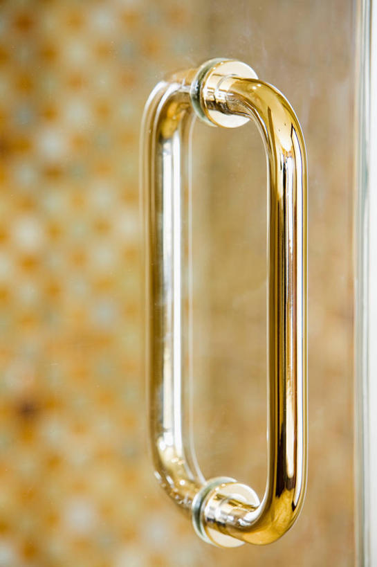 无人,竖图,室内,特写,白天,正面,建材,卫生间,浴室,建筑,静物,阴影,朦胧,模糊,反射,材料,瓷砖,马赛克,影子,墙,墙砖,墙壁,墙面,一个,黄色,把手,门把手,建造,单个,门把,淋浴房,拉手,彩图,冲凉房,沐浴间,沐浴室,墙面砖,锦砖,马赛克瓷砖,纸皮砖