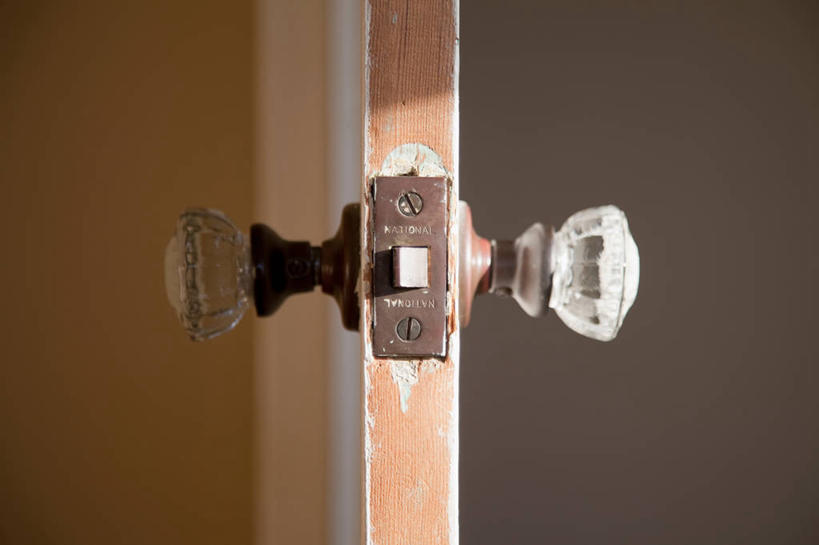 无人,横图,室内,特写,白天,正面,门,静物,阴影,对称,反射,木制,影子,水晶,斑驳,一个,把手,门把手,木制品,门框,单个,门把,水晶制品,班驳,拉手,彩图