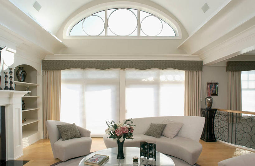 无人,家,客厅,横图,室内,白天,正面,壁炉,别墅,窗户,窗帘,地板,柜子,家具,落地窗,沙发,天花板,装修,桌子,建筑,花瓶,闹钟,玻璃,欧式,阴影,装饰,环绕,盛开,围绕,时间,反射,时钟,影子,房屋,墙,屋子,公寓,地面,储物柜,豪华,计时,花蕾,茶几,环抱,建设,现代,装潢,洋房,楼房,木地板,玻璃窗,墙壁,墙面,住宅,玻璃制品,花,花瓣,花朵,鲜花,一个,白色,帘子,玻璃瓶,瓶子,室内装潢,钟表,花苞,花蕊,取暖,遮阳,表,单个,华丽,修饰,样板房,明亮,点缀,起居室,舒适,家居装潢,储存,房屋设计,地中海风格,古典风格,简约风格,布艺沙发,室内设计,宽敞,样板房装潢,衬托,美观,雅致,雅观,萦绕,客堂,储备,蕴藏,贮备,三人沙发,设计,钟,彩图,房子,取暖设备,贮存