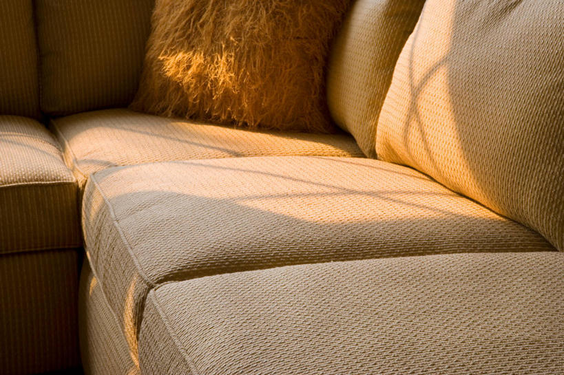 无人,客厅,横图,室内,特写,白天,正面,靠垫,沙发,静物,阴影,反射,影子,靠枕,一个,灰色,垫子,枕头,单个,起居室,布艺沙发,客堂,三人沙发,彩图