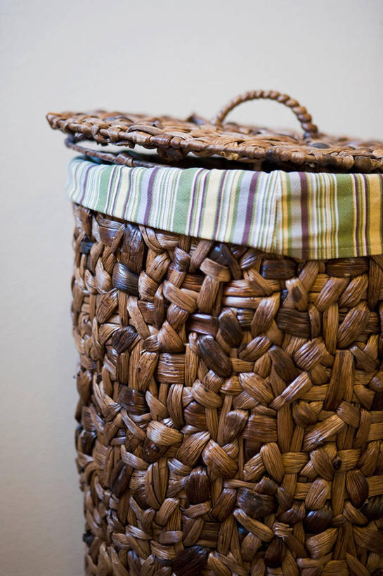 无人,交叉,竖图,室内,特写,白天,正面,竹子,静物,阴影,竹制,编织,反射,篮子,影子,墙,墙壁,墙面,一个,灰色,竹篮,单个,竹条,交织,竹制品,穿插,彩图