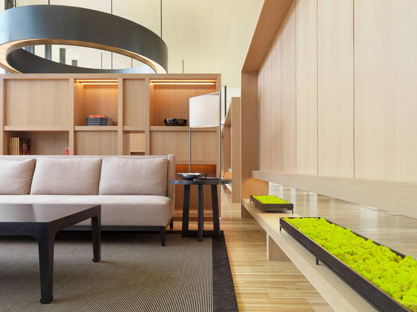 无人,家,客厅,横图,室内,白天,正面,别墅,地板,地毯,柜子,家具,沙发,装修,桌子,建筑,欧式,阴影,装饰,编织,反射,木制,影子,手工艺品,房屋,墙,屋子,公寓,织物,地面,储物柜,豪华,茶几,建设,现代,装潢,洋房,楼房,木地板,墙壁,墙面,住宅,两个,白色,木制品,工艺品,室内装潢,华丽,修饰,样板房,明亮,点缀,起居室,舒适,家居装潢,储存,房屋设计,地中海风格,古典风格,简约风格,布艺沙发,室内设计,宽敞,样板房装潢,衬托,美观,雅致,雅观,客堂,储备,蕴藏,贮备,三人沙发,设计,彩图,房子,贮存