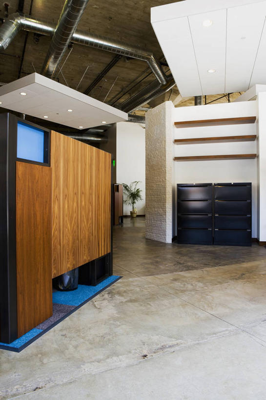 无人,竖图,室内,白天,正面,地板,柜子,天花板,阴影,反射,木制,影子,墙,走道,走廊,过道,棕色,地面,木地板,墙壁,墙面,白色,木制品,储存,档案柜,文件架,资料架,文件框,文件座,资料档,资料座,储备,蕴藏,贮备,彩图,贮存