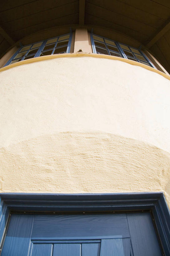 无人,家,竖图,室外,白天,仰视,窗户,门,美国,阴影,光线,影子,房屋,墙,屋子,楼房,玻璃窗,墙壁,墙面,住宅,白色,阳光,门框,北美,北美洲,加利福尼亚,美洲,加州,加利福尼亚州,金州,黄金州,北亚美利加洲,亚美利加洲,圣巴巴拉,圣塔巴巴拉,圣塔芭芭拉市,彩图,低角度拍摄,房子,美利坚合众国