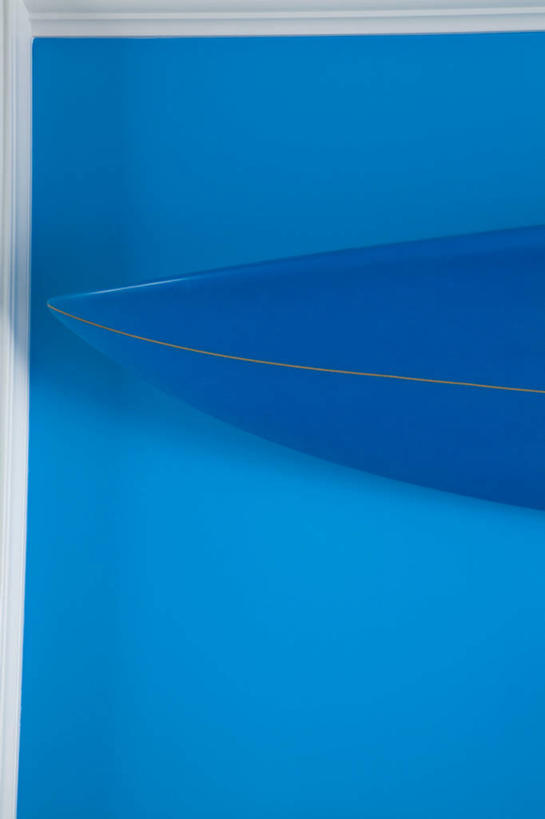 无人,竖图,室内,特写,白天,正面,静物,阴影,反射,冲浪板,影子,墙,运动器械,墙壁,墙面,一个,蓝色,健身器械,单个,健身器材,冲浪装备,彩图,运动器材