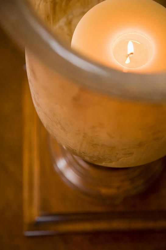 无人,竖图,俯视,室外,特写,白天,蜡烛,阴影,光线,木制,火焰,影子,烛光,烛台,墙,棕色,燃烧,墙壁,墙面,一个,木制品,点燃,单个,火光,蜡烛架,烛架,彩图,高角度拍摄