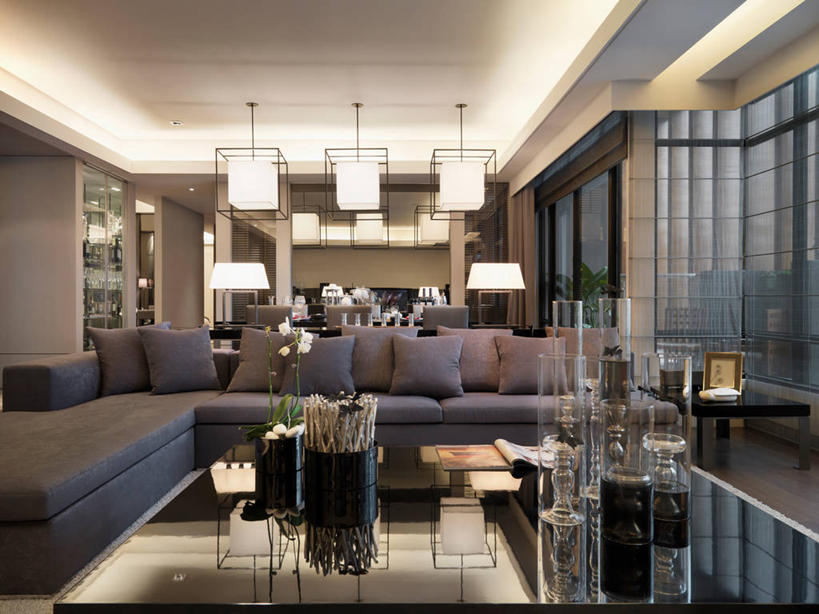 无人,横图,室内,白天,正面,餐桌,窗户,窗帘,地板,地毯,落地窗,沙发,天花板,桌子,杯子,照明,阴影,装饰,编织,光线,木制,壶,影子,手工艺品,灯光,织物,地面,茶几,吊灯,木地板,玻璃窗,玻璃制品,灯,水壶,三个,一个,白色,灰色,帘子,茶壶,木制品,容器,水杯,工艺品,灯具,遮阳,单个,餐台,华丽,修饰,照亮,点缀,照明设备,布艺沙发,衬托,美观,雅致,雅观,三人沙发,玻璃杯,彩图