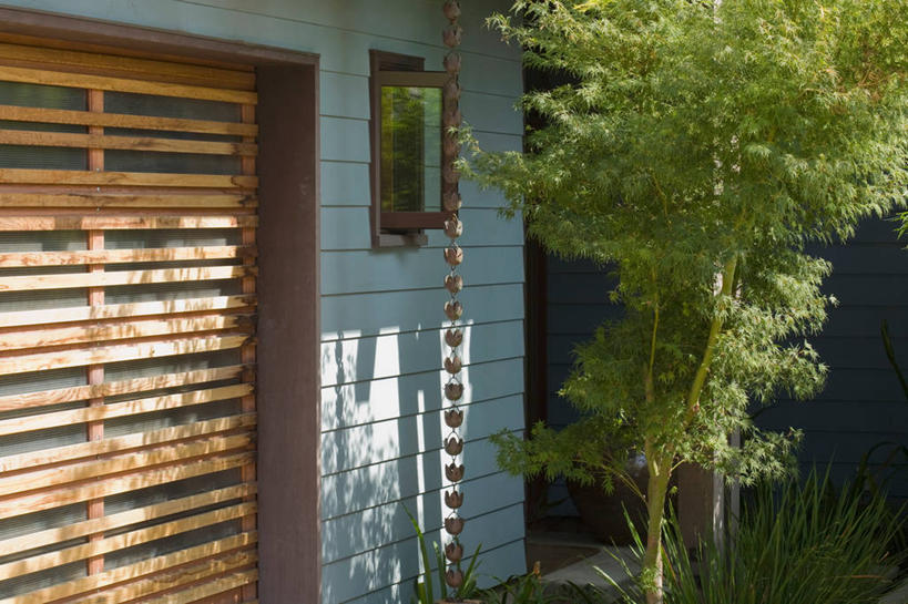 无人,家,横图,室外,白天,正面,植物,车库,窗户,门,道路,路,阴影,条纹,光线,影子,房屋,屋子,小路,交通,楼房,玻璃窗,住宅,树,树木,绿色,阳光,自然,门框,生长,成长,雨棚,彩图,房子