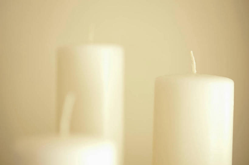 无人,横图,室内,特写,白天,正面,静物,蜡烛,阴影,朦胧,模糊,反射,影子,墙,墙壁,墙面,三个,黄色,白色,烛炬,彩图