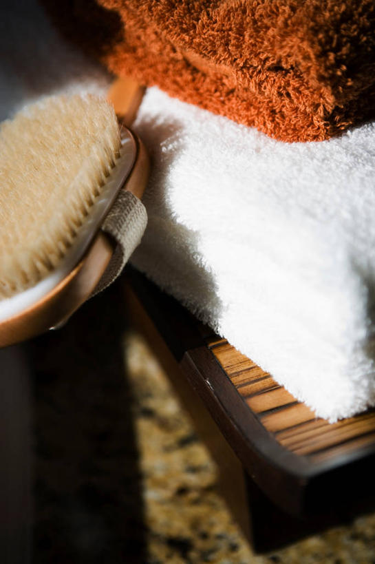 无人,竖图,俯视,室内,特写,白天,卫生间,浴室,静物,阴影,朦胧,模糊,反射,纺织物,工具,影子,一个,白色,刷子,毛巾,清洁,橙色,单个,保暖,清洁用具,板刷,透气,防水,储水,耐磨,吸水,淋浴房,彩图,高角度拍摄,冲凉房,沐浴间,沐浴室