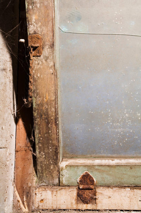 无人,竖图,室内,特写,白天,正面,地板,门,静物,阴影,反射,木制,影子,墙,地面,破坏,斑驳,破损,木地板,墙壁,墙面,灰色,木制品,门框,损坏,班驳,彩图