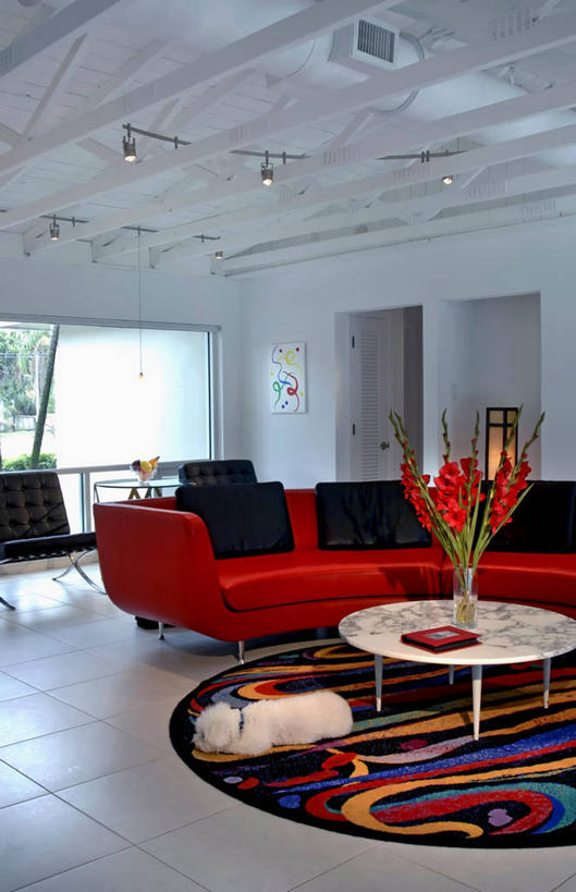 无人,家,客厅,竖图,室内,白天,正面,别墅,窗户,地板,地毯,家具,靠垫,落地窗,门,沙发,天花板,装修,桌子,建筑,花瓶,欧式,阴影,装饰,盛开,编织,反射,木制,影子,手工艺品,陶瓷,房屋,墙,屋子,公寓,靠枕,陶瓷制品,织物,地面,豪华,花蕾,茶几,建设,现代,装潢,洋房,楼房,木地板,玻璃窗,墙壁,墙面,住宅,花,花瓣,花朵,鲜花,三个,一个,红色,白色,黑色,木制品,瓶子,工艺品,垫子,门框,室内装潢,枕头,花苞,花蕊,单个,华丽,修饰,样板房,明亮,点缀,起居室,舒适,家居装潢,房屋设计,地中海风格,古典风格,简约风格,布艺沙发,室内设计,宽敞,样板房装潢,衬托,美观,雅致,雅观,客堂,三人沙发,设计,彩图,房子