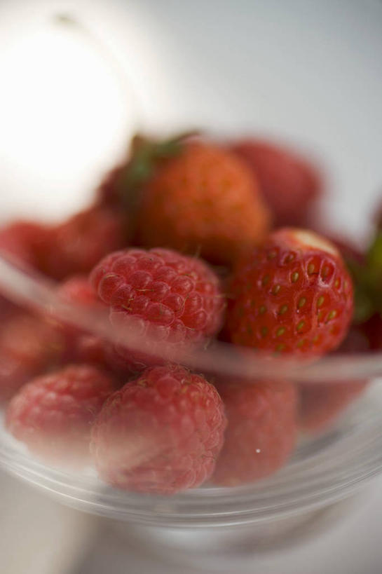 无人,竖图,俯视,室内,特写,白天,餐桌,桌子,草莓,浆果,水果,玻璃,一堆,许多,阴影,堆叠,堆积,朦胧,模糊,新鲜,反射,影子,生食,食品,果实,玻璃制品,食物,一个,红色,容器,碗,有机食品,绿色食品,单个,餐台,储藏,堆,储存,洋莓,水果皇后,红莓,地莓,彩图,高角度拍摄,贮存