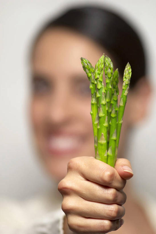 西方人,手,一个人,站,笑,微笑,露齿笑,竖图,室内,特写,白天,正面,芦笋,蔬菜,欧洲,欧洲人,仅一个年轻女性,仅一个女性,仅一个人,许多,握,阴影,服装,朦胧,模糊,新鲜,反射,影子,食品,注视,休闲装,食物,衣服,观察,看,站着,休闲,手部,休闲服,握着,摄影,服饰,有机食品,绿色食品,影棚,观看,单手,察看,关注,年轻女性,女人,女性,白种人,猪尾巴,药鸡豆子,石刁柏,蚂蚁杆,龙须菜,狼尾巴根,站立,半身,彩图,影棚拍摄,拍摄