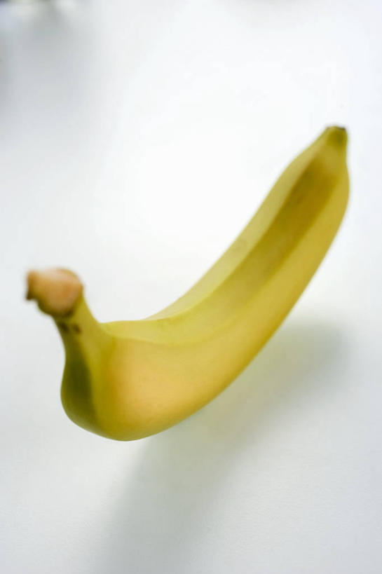 无人,竖图,俯视,室内,特写,白天,白色背景,餐桌,桌子,香蕉,水果,阴影,新鲜,反射,影子,生食,食品,果实,食物,一个,黄色,摄影,有机食品,绿色食品,影棚,单个,餐台,甘蕉,彩图,高角度拍摄,影棚拍摄,拍摄
