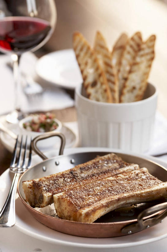 点心,面包,红酒,葡萄酒,无人,竖图,俯视,室内,特写,白天,餐桌,桌子,杯子,餐具,阴影,反射,叉子,碟子,高脚杯,盘,影子,食品,面点,红酒杯,酒类,一杯,玻璃制品,酒,食物,糕点,饮料,盘子,酒杯,碟,果酱,红葡萄酒,餐台,葡萄酒杯,餐叉,果子酱,玻璃杯,进餐用具,彩图,高角度拍摄