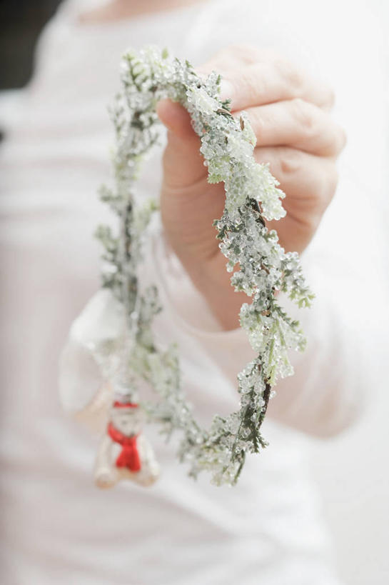 西方人,手,一个人,站,竖图,室内,特写,白天,正面,欧洲,欧洲人,仅一个年轻女性,仅一个女性,仅一个人,握,阴影,服装,朦胧,模糊,装饰,反射,花环,影子,休闲装,一个,衣服,站着,休闲,手部,休闲服,握着,服饰,单个,单手,华丽,修饰,圣诞花环,点缀,衬托,美观,雅致,雅观,圣诞圈,年轻女性,女人,女性,白种人,站立,半身,彩图