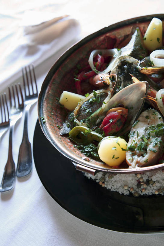 无人,竖图,俯视,室内,特写,白天,烹饪,西餐,餐桌,桌子,蔬菜,土豆,餐具,阴影,新鲜,反射,布料,叉子,影子,陶瓷,调味,肉,香料,鱼肉,佐料,料理,食品,陶瓷制品,布纹,菜肴,美食,肉类,桌布,食物,餐巾,容器,台布,碗,西式,佳肴,有机食品,绿色食品,餐台,储藏,迷迭香,配料,储存,肉食,餐叉,馍馍蛋,海洋之露,作料,进餐用具,洋芋,山药蛋,马铃薯,彩图,高角度拍摄,贮存