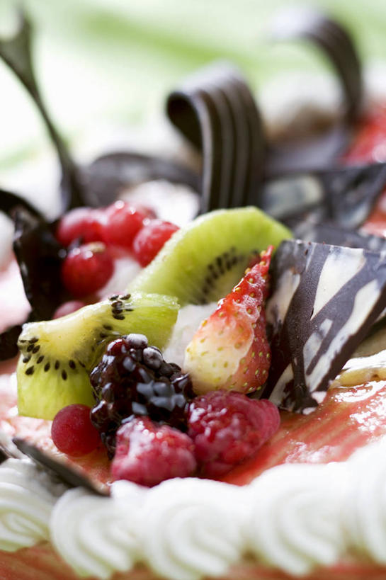 点心,无人,竖图,俯视,室内,特写,白天,餐桌,桌子,草莓,浆果,黑莓,猕猴桃,水果,许多,阴影,朦胧,模糊,新鲜,反射,影子,生食,食品,甜点,甜品,果实,食物,糕点,甜食,奶油,巧克力,有机食品,绿色食品,餐台,朱古力,乳制品,露莓,激凌,克林姆,淇淋,洋莓,水果皇后,奇异果,猕猴梨,红莓,地莓,彩图,高角度拍摄