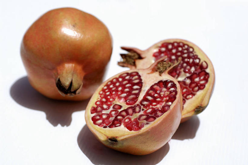 无人,横图,俯视,室内,特写,白天,白色背景,桌面,桌子,石榴,水果,切开,阴影,新鲜,反射,木制,影子,生食,食品,果实,食物,三个,木制品,切,摄影,有机食品,绿色食品,影棚,剖面,切面,涂林,若榴,金罂,金庞,丹若,安石榴,彩图,高角度拍摄,影棚拍摄,拍摄