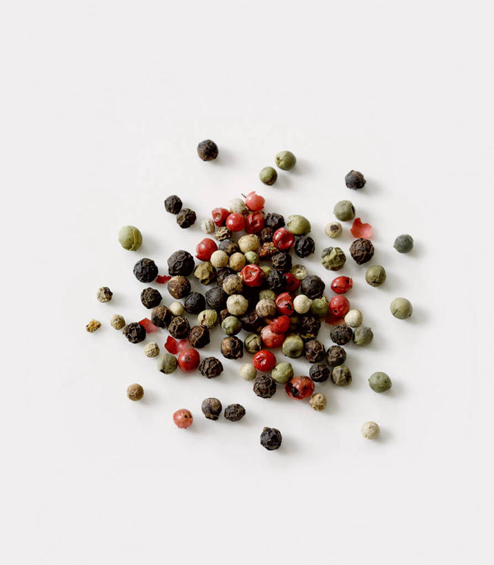 无人,竖图,俯视,室内,特写,白天,白色背景,餐桌,桌子,许多,阴影,反射,影子,调料,调味,香料,佐料,黑胡椒,调味品,很多,调味料,摄影,影棚,餐台,配料,作料,胡椒,彩图,高角度拍摄,影棚拍摄,拍摄