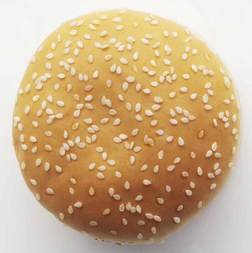 点心,面包,无人,竖图,俯视,室内,特写,白天,白色背景,餐桌,桌子,阴影,反射,影子,芝麻,食品,面点,食物,糕点,一个,摄影,影棚,单个,餐台,小圆面包,脂麻,胡麻,白麻,巨胜子,油麻,彩图,高角度拍摄,影棚拍摄,拍摄