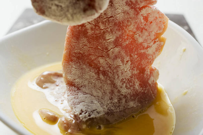 无人,横图,俯视,室内,特写,白天,白色背景,餐桌,桌子,阴影,反射,影子,陶瓷,蛋,蛋黄,鸡蛋,肉,陶瓷制品,猪排,肉类,一个,白色,容器,碗,摄影,影棚,单个,餐台,储藏,储存,肉食,卵,彩图,高角度拍摄,影棚拍摄,拍摄,贮存