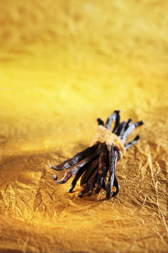 无人,竖图,俯视,室内,特写,白天,植物,桌面,桌子,阴影,反射,木制,粉末,影子,草药,药草,中药,黄色,黑色,木制品,粉,清热,药材,中草药,香草兰,中药材,本草,粉状,粉剂,解毒,婆绒花,山薄荷,石母草,彩图,高角度拍摄