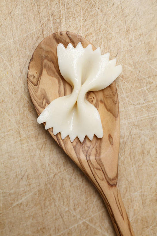 面食,面条,意大利面,无人,竖图,俯视,室内,特写,白天,西餐,桌面,桌子,阴影,反射,木制,影子,勺子,面,料理,食品,食物,一个,木制品,调羹,汤匙,西式,摄影,影棚,单个,蝴蝶面,彩图,高角度拍摄,影棚拍摄,拍摄