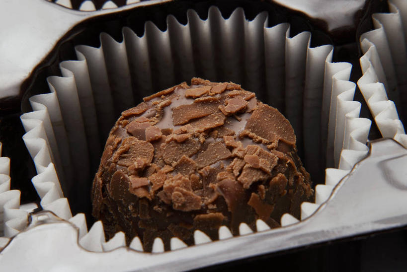 无人,横图,俯视,室内,特写,白天,桌面,桌子,阴影,反射,木制,影子,食品,糖,糖果,甜点,甜品,食物,一个,木制品,甜食,巧克力,单个,朱古力,纸托,黑巧克力,蛋糕托,蛋糕托纸,蛋糕纸托,彩图,高角度拍摄