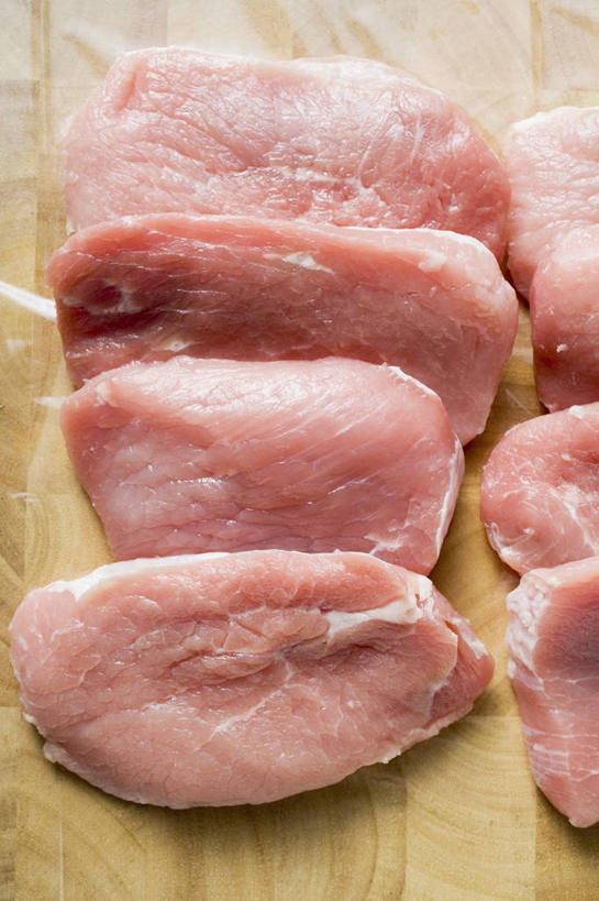 骨骼,无人,竖图,俯视,室内,特写,白天,桌面,桌子,一排,阴影,整齐,并列,并排,反射,纹路,木制,纹理,影子,排骨,肉,骨头,猪肉,肉类,排列,红色,木制品,大排,骨架,队列,平行,肉食,豚肉,肌理,彩图,高角度拍摄