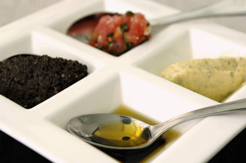 点心,汤团,无人,横图,俯视,室内,特写,白天,桌面,桌子,蔬菜,西红柿,金属制品,阴影,朦胧,模糊,新鲜,反射,金属,木制,影子,勺子,陶瓷,调料,酱料,酱汁,茄汁,食用油,油,佐料,橄榄油,料理,食品,陶瓷制品,调味品,调味料,番茄酱,酱,美食,食物,糕点,两个,一个,木制品,容器,调羹,汤匙,碗,中式,有机食品,绿色食品,单个,储藏,储存,汤圆,植物油,元宵,番茄,彩图,高角度拍摄,贮存