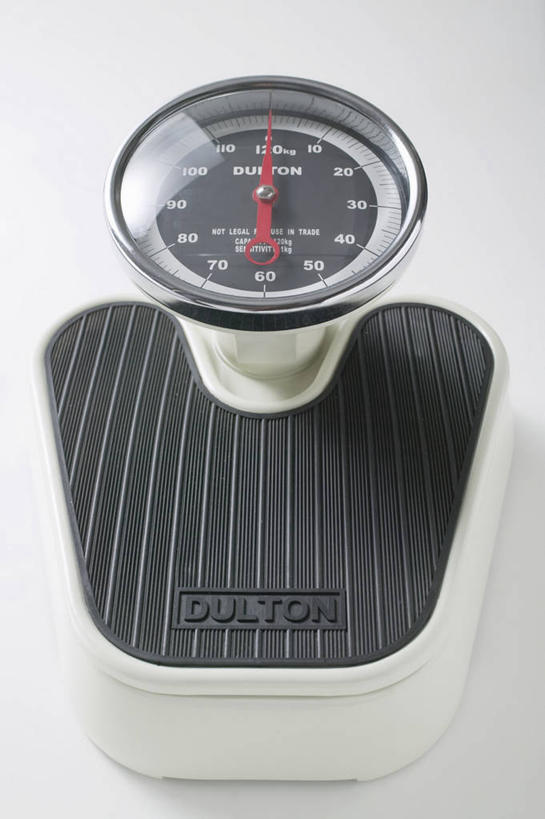 无人,竖图,俯视,室内,特写,白天,白色背景,仪器,餐桌,桌子,静物,阴影,反射,标志,数字,文字,影子,字符,标识,摄影,阿拉伯数字,影棚,餐台,一台,衡量,计量,台秤,衡器,秤,彩图,高角度拍摄,影棚拍摄,拍摄