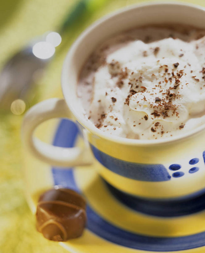 点心,咖啡,无人,竖图,俯视,室内,特写,白天,幸福,餐桌,桌子,杯子,阴影,朦胧,模糊,反射,瓷器,影子,卡布奇诺,食品,甜点,甜品,咖啡杯,陶瓷制品,一杯,娱乐,食物,糕点,饮料,一个,甜食,奶油,享受,休闲,温馨,放松,乐趣,单个,餐台,提神,乳制品,舒适,瓷杯,醒脑,软饮料,激凌,克林姆,淇淋,卡布奇诺咖啡,彩图,高角度拍摄