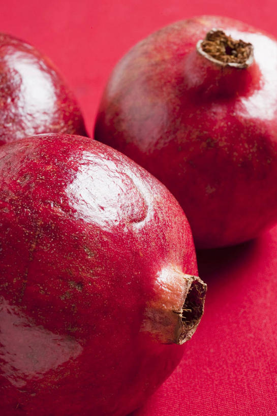 无人,竖图,俯视,室内,特写,白天,餐桌,桌子,石榴,水果,阴影,红色背景,新鲜,反射,影子,生食,食品,果实,食物,三个,红色,摄影,有机食品,绿色食品,影棚,餐台,涂林,若榴,金罂,金庞,丹若,安石榴,彩图,高角度拍摄,影棚拍摄,拍摄