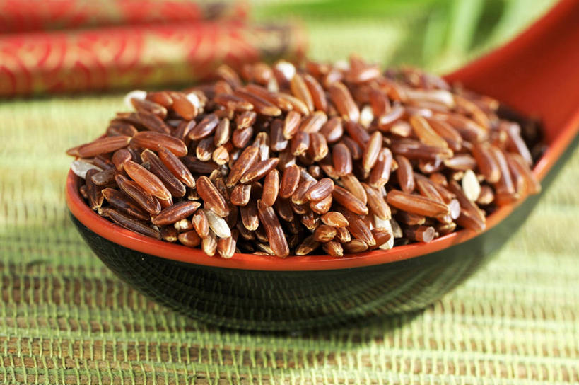 无人,横图,俯视,室内,特写,白天,餐桌,桌子,一堆,许多,阴影,堆叠,堆积,朦胧,模糊,反射,影子,勺子,谷类,谷物,米,大米,一个,红色,调羹,汤匙,糙米,摄影,影棚,单个,餐台,堆,玄米,彩图,高角度拍摄,影棚拍摄,拍摄