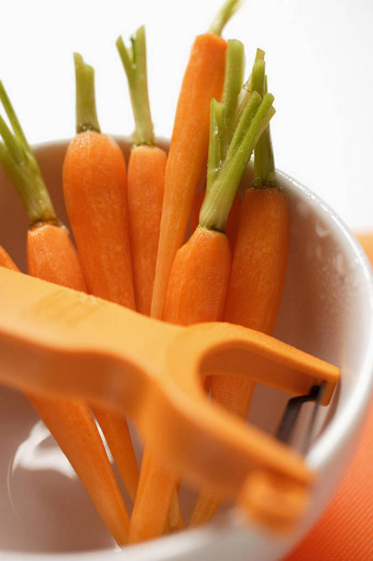 无人,竖图,俯视,室内,特写,白天,白色背景,桌面,桌子,萝卜,胡萝卜,蔬菜,金属制品,阴影,新鲜,反射,金属,木制,工具,影子,陶瓷,食品,刀具,陶瓷制品,食物,一个,木制品,容器,碗,刀,摄影,有机食品,绿色食品,影棚,单个,储藏,储存,削皮器,去皮,红萝卜,甘荀,彩图,高角度拍摄,影棚拍摄,拍摄,贮存