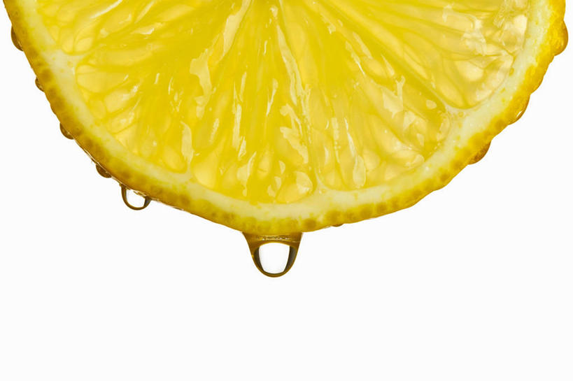 无人,横图,俯视,室内,特写,白天,白色背景,幸福,水,茶,桌面,桌子,柠檬,水果,切开,阴影,新鲜,反射,木制,液体,影子,水滴,生食,食品,果实,娱乐,食物,饮料,黄色,木制品,切,享受,休闲,温馨,放松,乐趣,摄影,有机食品,绿色食品,影棚,柠檬茶,舒适,剖面,切面,益母果,柠果,彩图,高角度拍摄,影棚拍摄,拍摄