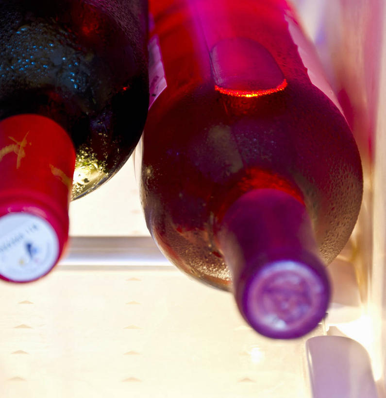 红酒,葡萄酒,无人,竖图,俯视,室内,特写,白天,餐桌,桌子,阴影,反射,电器,影子,冰箱,酒类,红酒瓶,置物架,冷冻,冷柜,架子,玻璃制品,酒,酒瓶,饮料,玻璃瓶,瓶子,冷藏柜,红葡萄酒,冷藏,餐台,储藏,家电,家用电器,葡萄酒瓶,陈列架,保鲜,搁架,彩图,高角度拍摄