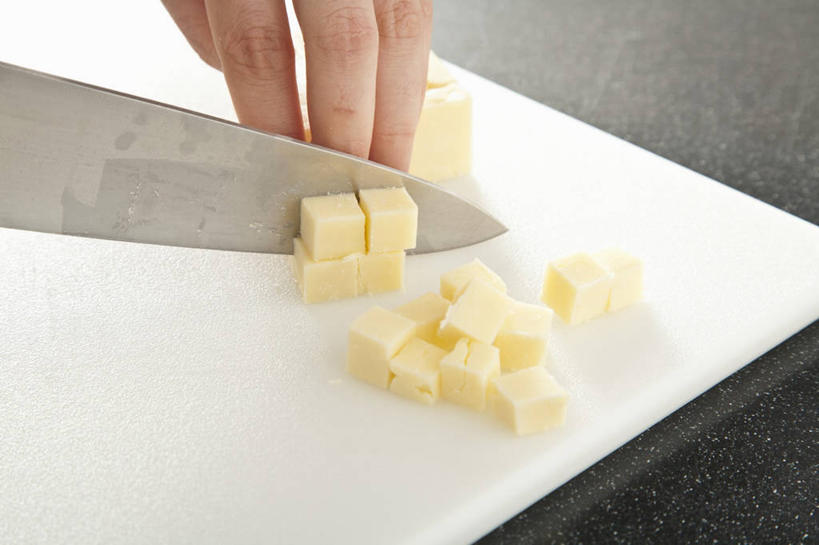 奶酪,西方人,手,一个人,横图,俯视,室内,特写,白天,餐桌,桌面,桌子,金属制品,欧洲,欧洲人,仅一个年轻女性,仅一个女性,仅一个人,一把,切开,握,阴影,反射,金属,工具,影子,大理石,干酪,起司,案板,刀具,芝士,营养,拿,拿着,砧板,刀,切,手部,乳酪,握着,餐台,单手,乳制品,菜刀,发酵,剖面,切面,切达干酪,切菜刀,大理石制品,车达奶酪,车打奶酪,切达奶酪,年轻女性,女人,女性,白种人,半身,彩图,高角度拍摄