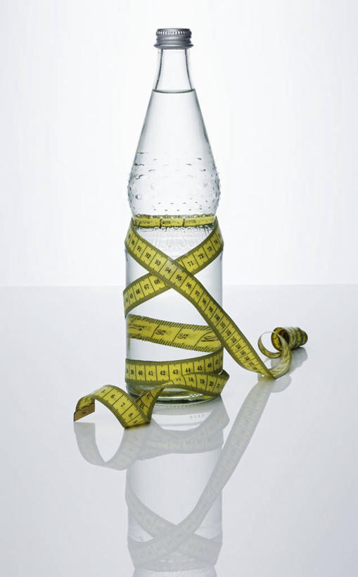 无人,竖图,室内,特写,白天,白色背景,正面,水,餐桌,装修,桌子,建筑,阴影,环绕,缠绕,反射,测量,罐子,皮尺,液体,影子,刻度,饮用水,玻璃制品,黄色,玻璃瓶,尺,瓶子,软尺,矿泉水,摄影,影棚,餐台,测量工具,尺子,一瓶,纠缠,蒸馏水,量具,量仪,塑料卷尺,纤维尺,纤维圆尺,圆尺,彩图,影棚拍摄,拍摄