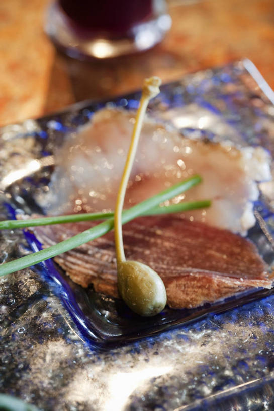 无人,竖图,俯视,室内,特写,白天,烹饪,西餐,植物,桌面,桌子,餐具,水果,叶子,玻璃,阴影,朦胧,模糊,反射,木制,碟子,盘,影子,肉,料理,食品,绿叶,草药,鸭肉,菜肴,美食,肉类,中药,玻璃制品,食物,盘子,木制品,碟,嫩叶,西式,佳肴,药材,中草药,肉食,马槟榔,中药材,本草,马金囊,水槟榔,紫槟榔,马金南,山槟榔,太极子,屈头鸡,叶,叶片,彩图,高角度拍摄