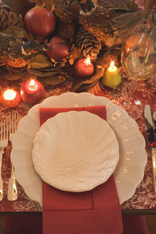 无人,竖图,俯视,室内,特写,白天,餐具,蜡烛,椅子,阴影,朦胧,模糊,光线,碟子,火焰,盘,影子,烛光,木椅,燃烧,红色,盘子,碟,点燃,彩图,高角度拍摄