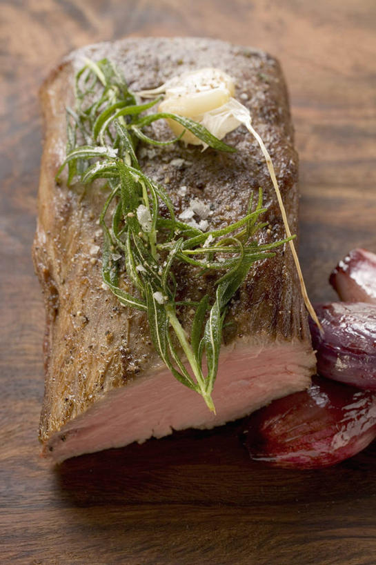 无人,竖图,俯视,室内,特写,白天,植物,餐桌,桌子,蔬菜,叶子,切开,阴影,新鲜,反射,影子,葱,青葱,肉,牛肉,食品,绿叶,草药,药草,肉类,中药,食物,切,嫩叶,有机食品,绿色食品,餐台,药材,中草药,剖面,肉食,切面,龙蒿,中药材,本草,椒蒿,青蒿,蛇蒿,叶,叶片,彩图,高角度拍摄