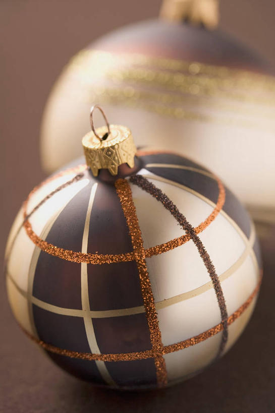 无人,竖图,俯视,室内,特写,白天,餐桌,桌子,静物,阴影,朦胧,模糊,装饰,反射,挂饰,影子,圣诞球,球,两个,球体,摄影,影棚,餐台,华丽,修饰,点缀,衬托,美观,雅致,雅观,彩图,高角度拍摄,影棚拍摄,拍摄