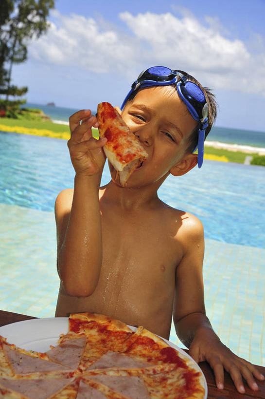 西方人,儿童,一个人,坐,吃,竖图,室外,白天,正面,烹饪,西餐,纯洁,安全,海浪,海洋,沙滩,植物,欧洲,欧洲人,仅一个男性,仅一个人,握,阴影,光线,沙子,眼镜,影子,海岸,浪花,云,云朵,料理,食品,披萨,匹萨,防护,沙地,拿,云彩,拿着,注视,菜肴,美食,裸露,树,树木,食物,小孩,蓝色,绿色,白云,蓝天,天空,阳光,自然,海水,快餐,天,观察,看,仅一个小孩,可爱,童年,童趣,西式,握着,佳肴,生长,晴朗,成长,观看,护目镜,保护,察看,比萨,关注,裸,保险,海景,童真,西式快餐,垃圾食品,烂漫,无邪,意大利薄饼,保全,周全,安稳,安定,安全防护眼镜,平安,天真,男孩,男人,男性,白种人,孩子,大海,风浪,海,海水的波动,海滩,近岸浪,涌浪,晴空,嚼,食,坐着,半身,彩图,防护眼镜,男生