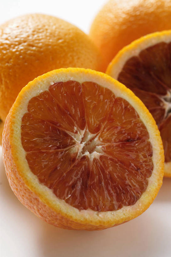 无人,竖图,俯视,室内,特写,白天,白色背景,桌面,桌子,柑橘,水果,切开,阴影,新鲜,反射,纹路,木制,纹理,影子,生食,食品,果实,食物,木制品,切,四个,橙色,摄影,有机食品,绿色食品,影棚,血橙,剖面,切面,肌理,橘子,桔子,橙子,橙,彩图,高角度拍摄,影棚拍摄,拍摄