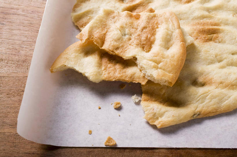 点心,面包,无人,横图,俯视,室内,特写,白天,桌面,桌子,阴影,朦胧,模糊,反射,木制,包装,包装纸,影子,纸,食品,面点,纸张,食物,糕点,木制品,包装材料,糯米纸,彩图,高角度拍摄